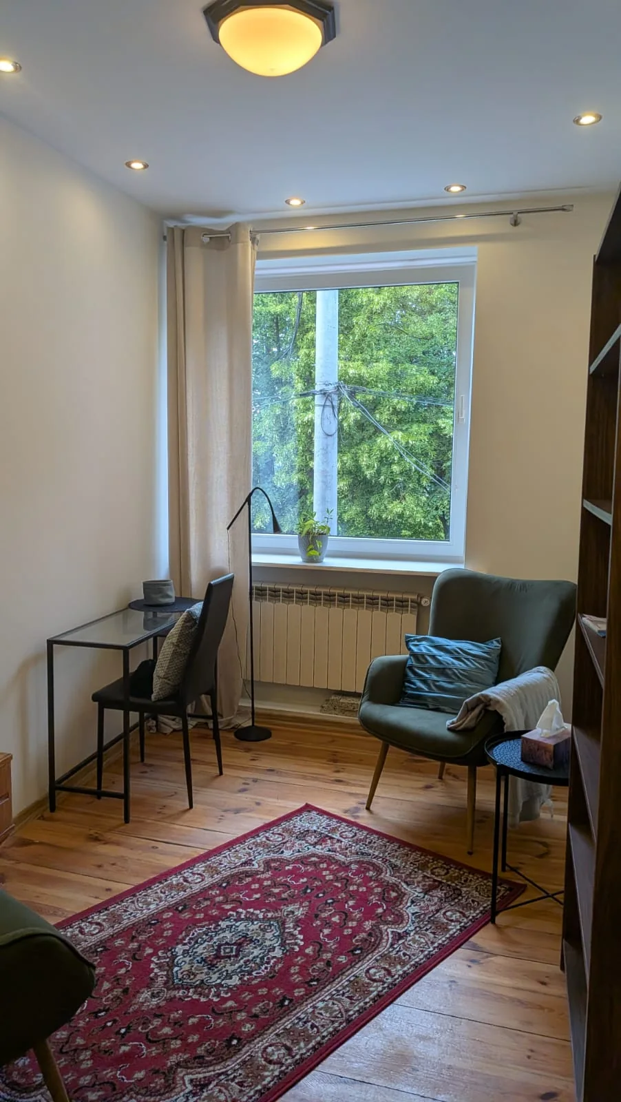 Fotel przy oknie w gabinecie Integra