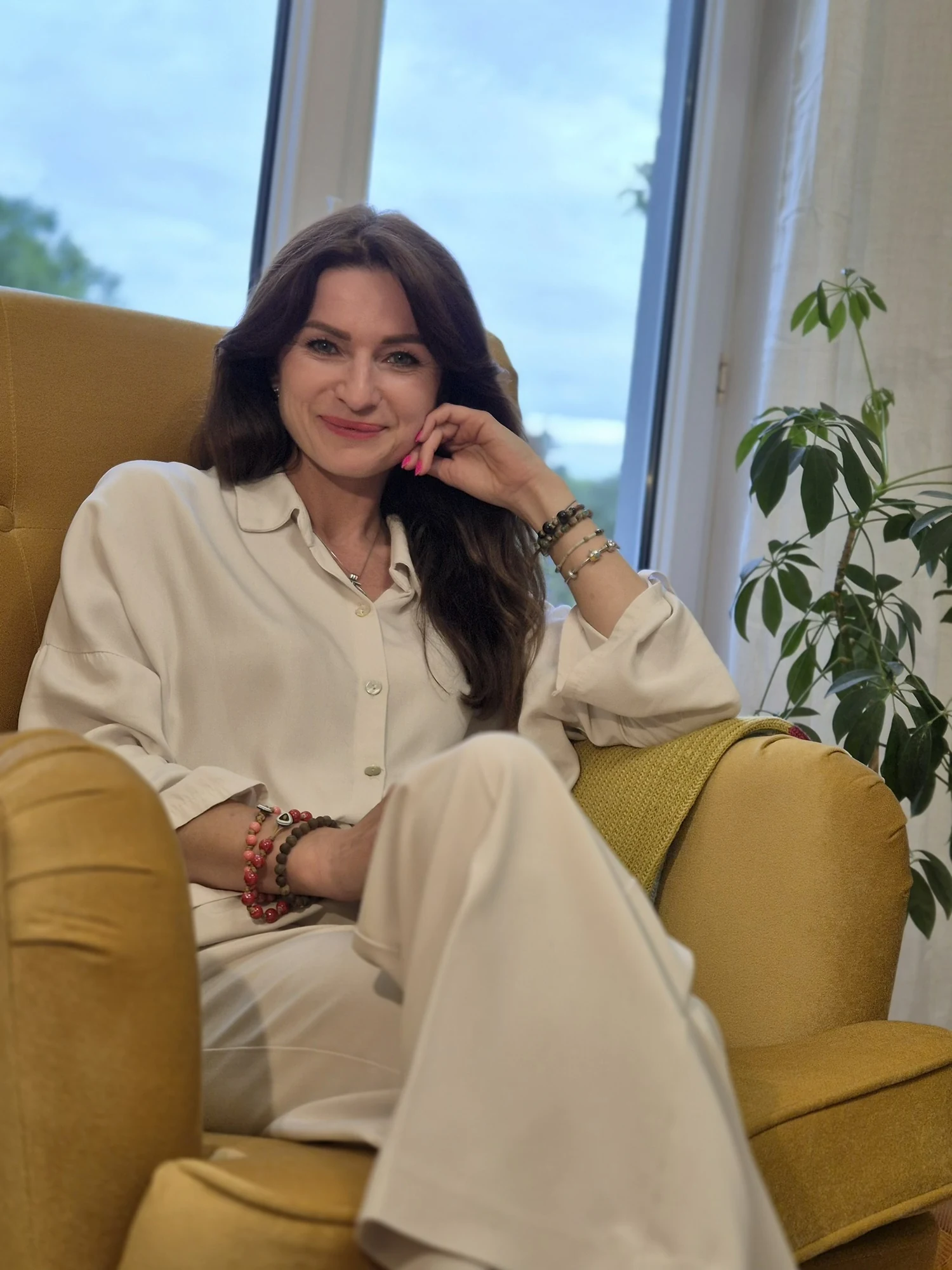 Dorota Tokarska siedząca w fotelu