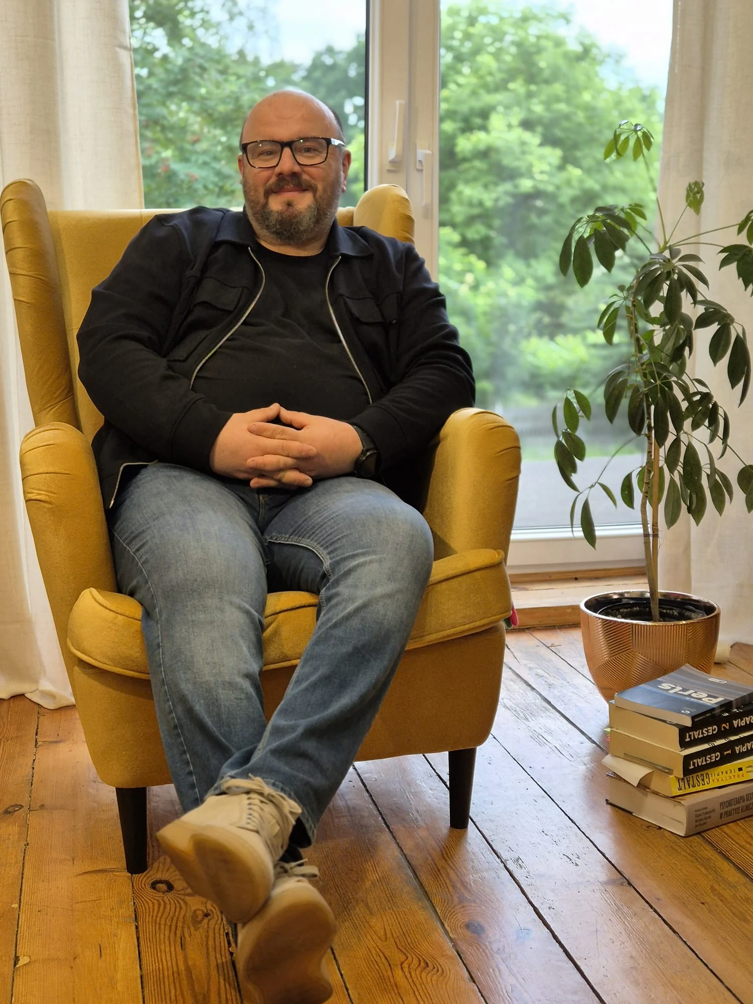 Marcin Targowski siedzący w fotelu